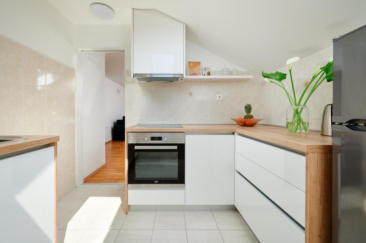 Modern & Spacious Rooftop Apartment With Natual Sunlight Split Luaran gambar