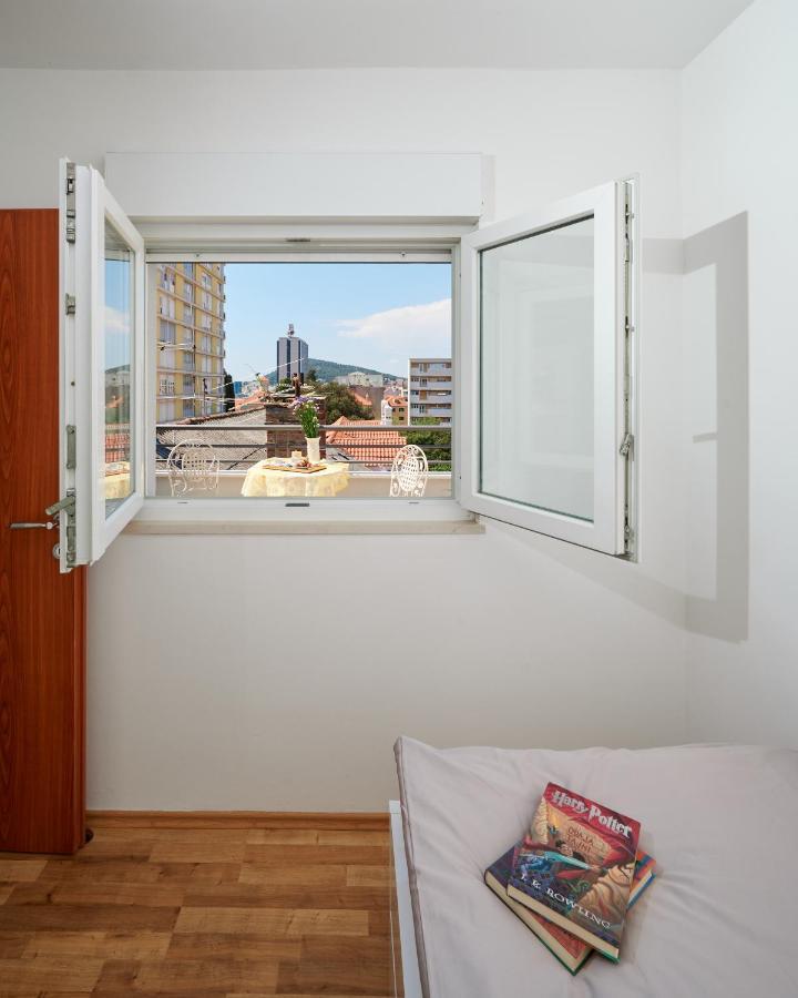 Modern & Spacious Rooftop Apartment With Natual Sunlight Split Luaran gambar