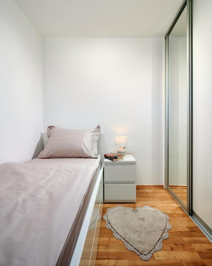 Modern & Spacious Rooftop Apartment With Natual Sunlight Split Luaran gambar