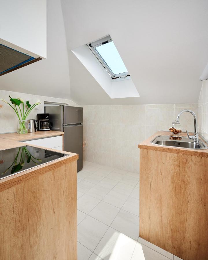 Modern & Spacious Rooftop Apartment With Natual Sunlight Split Luaran gambar