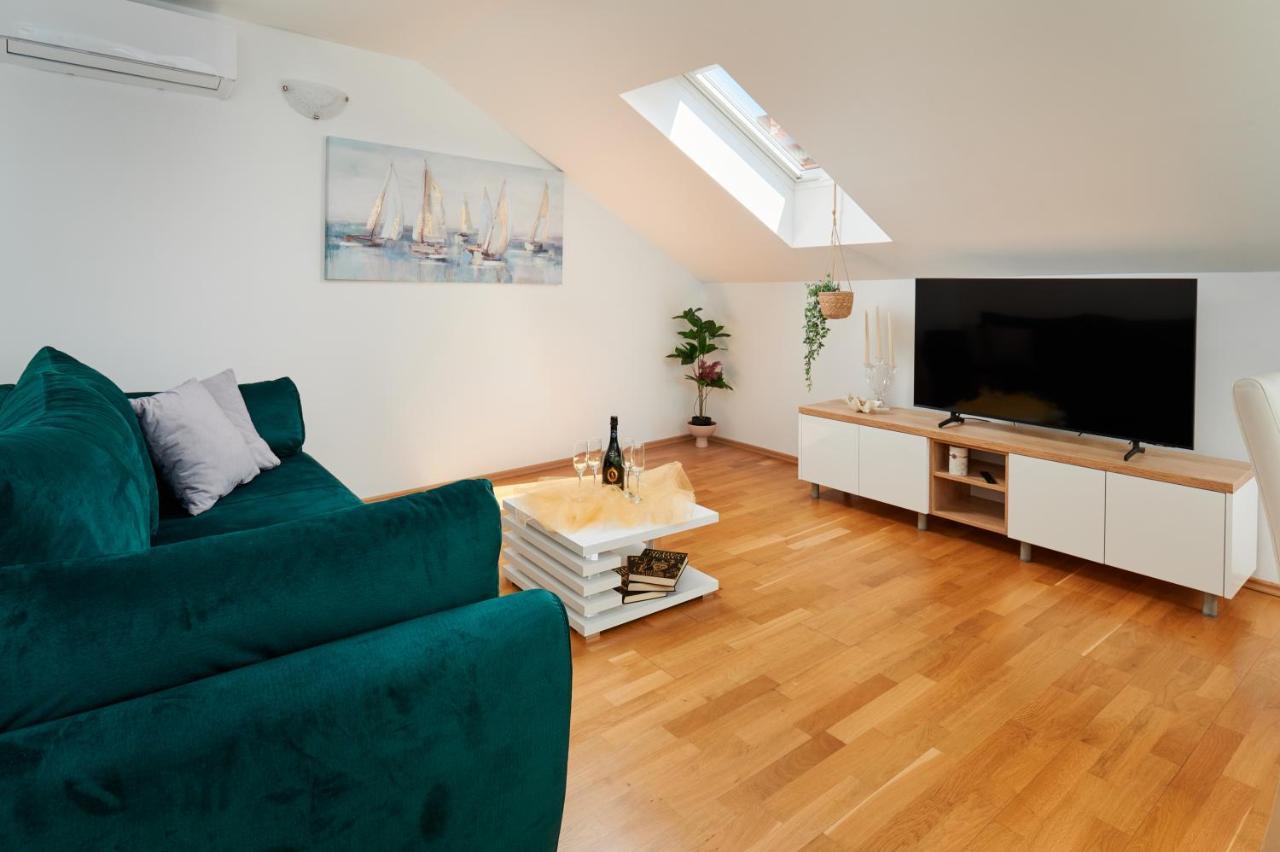 Modern & Spacious Rooftop Apartment With Natual Sunlight Split Luaran gambar