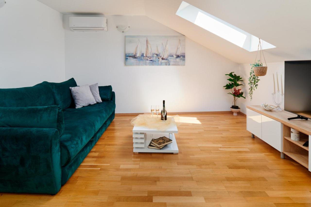 Modern & Spacious Rooftop Apartment With Natual Sunlight Split Luaran gambar